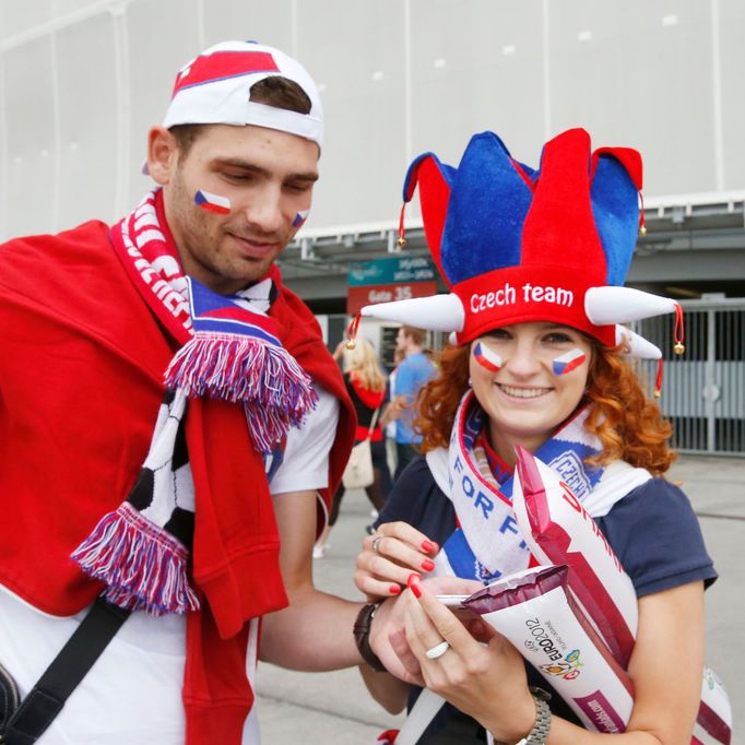 Fanoušci těsně před zápasem Řecko - Česko