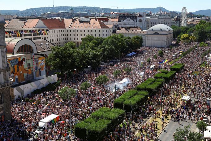 Dav lidí se ve slavnostní náladě a v horkém počasí vydal na pochod městem od radnice, kterou vede opozice a která akci pomohla zorganizovat i přes odpor premiéra.