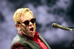 Elton John už nebude koncertovat. Padesátiletou kariéru zakončí na turné, rozloučí se také v Praze