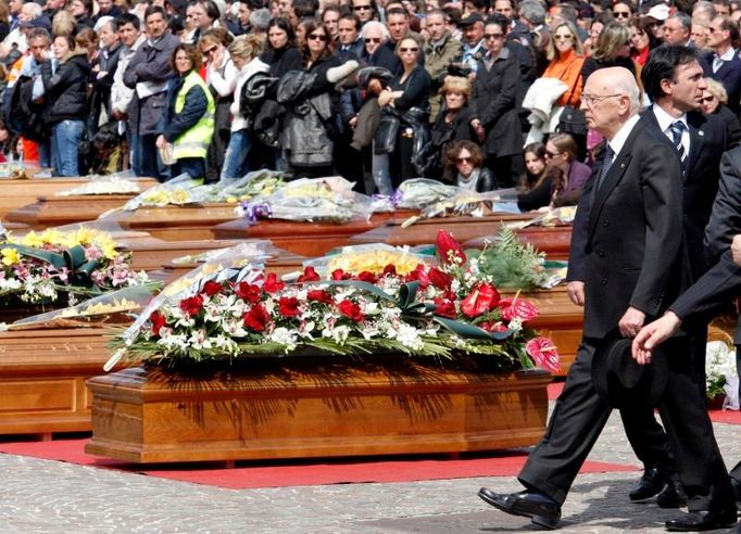 Italský prezident Giorgio Napolitano na pohřbu obětí zemětřesení v L´Aquile.