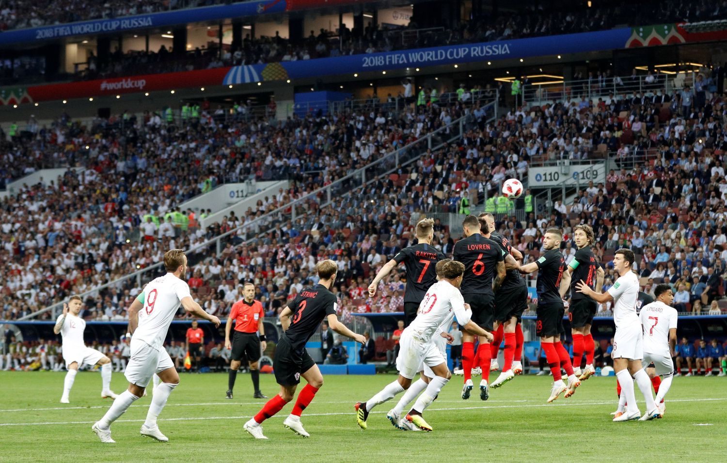 Kieran Trippier dává gól v semifinále MS 2018 Chorvatsko - Anglie