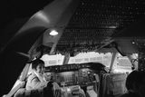 Na počátku února 1970 začal Boeing 747 létat také na trase z Paříže do New Yorku. Na snímku vidíte francouzskou baletku Zizi Jeanmaireovou v kokpitu boeingu během slavnostního otevření linky Francie-USA.