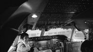 Na počátku února 1970 začal Boeing 747 létat také na trase z Paříže do New Yorku. Na snímku vidíte francouzskou baletku Zizi Jeanmaireovou v kokpitu boeingu během slavnostního otevření linky Francie-USA.