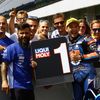Jakub Kornfeil slaví vítězství v kvalifikaci Moto3 v Brně