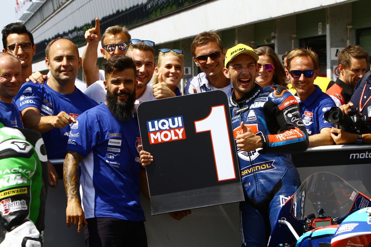 Jakub Kornfeil slaví vítězství v kvalifikaci Moto3 v Brně