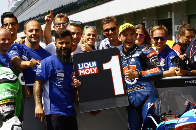 Jakub Kornfeil slaví vítězství v kvalifikaci Moto3 v Brně.