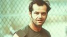 Jack Nicholson jako Randle McMurphy, který ve snaze vyhnout se vězení předstírá duševní onemocnění a nechá se zavřít do ústavu.