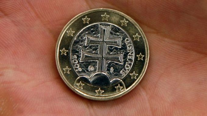 Mince v hodnotě jedno a dvě eura budou mít na rubové straně dvojitý kříž a trojvršší.
