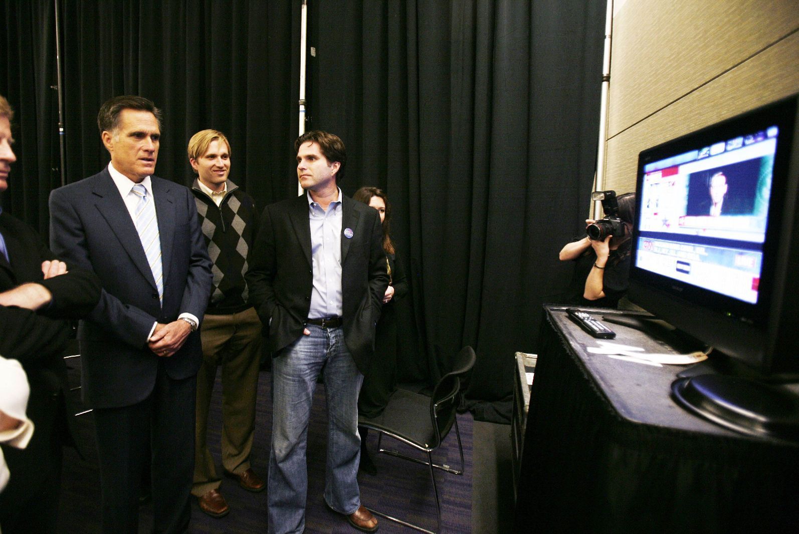 Romney sleduje projev Huckabeeho