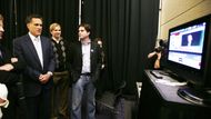 Mitt Romney se syny Benem a Taggem (vpravo) sleduje v televizi projev Mikea Huckabeeho. Za chvíli sám vystoupí na pódium a osloví své příznivce