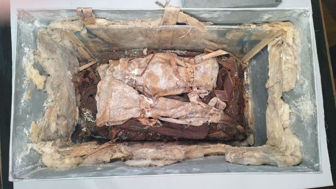 Vyzvedávání schrány s ostatky Arnošta z Pardubic.