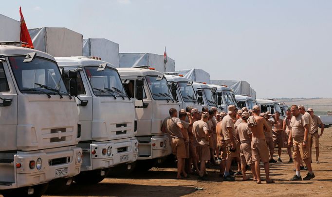 Kolona s ruskou humanitární pomocí je několik málo kilometrů od hranice s Ukrajinou. Není vyloučeno, že tam zůstane několik dní.