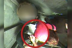 Muž ve výtahu vytáhl na ženu nůž, vyprovokovalo ho zdržování. Agresorovi hrozí 8 let