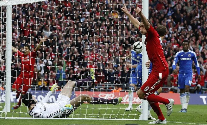 Sporný moment finále FA Cupu Chelsea - Liverpool. Petr Čech chytá míč nejspíš před čarou, radost hráčů Liverpoolu je předčasná