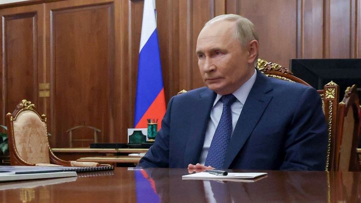 Tahle show Kremlu má trhliny. Na záběrech s Putinem něco nehraje, odhalují to detaily