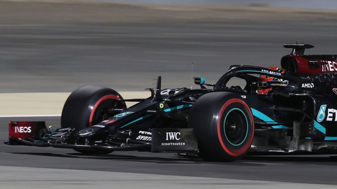 George Russell v Mercedesu při kvalifikaci na VC Sáchiru formule 1 2020.