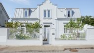 "Máme dům se sochařským ateliérem." Věta, kterou běžně asi neuslyšíte. Tímto neobvyklým spojením se však mohou chlubit manželé, kteří společně s jejich dvěma jezevčíky v překrásně zrekonstruovaném domě chtějí strávit další životní etapu.
