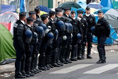 Policie na severu Paříže vyklidila tábořiště migrantů, představuje prý hrozbu pro místní