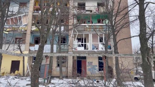 Domy v Charkově poničené ruským ostřelováním.