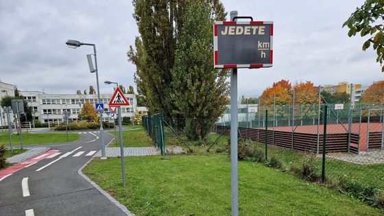 Radar na dětském dopravním hřišti při Základní škole Veronské náměstí v Praze 15.