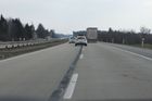 Kolem středové čáry se leckde vytvořil malý příkop. Ten je v tomto místě zalepený asfaltem. Vpravo jsou vidět praskající panely.
