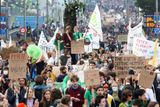 Policie odhaduje, že se pochodu zúčastnilo nejméně 25 tisíc lidí, zatímco organizátoři uvádějí 50 tisíc demonstrantů. Šlo o největší podobnou událost v Belgii od začátku pandemie.