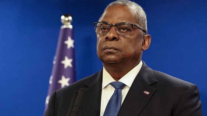 Ministr obrany USA se léčí s rakovinou, v nemocnici je kvůli infekci. Diagnózu tajil