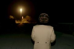 Severní Korea slavila narozeniny Kim Ir-Sena odpálením nové rakety. Test selhal