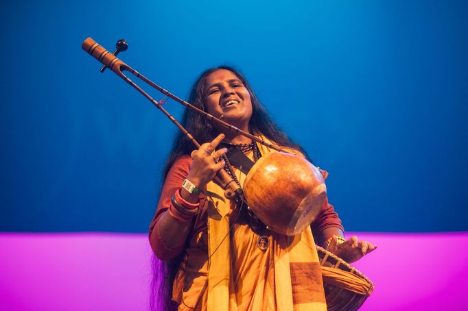 Rina Das Baul hraje na jednostrunný nástroj zvaný ektaru.