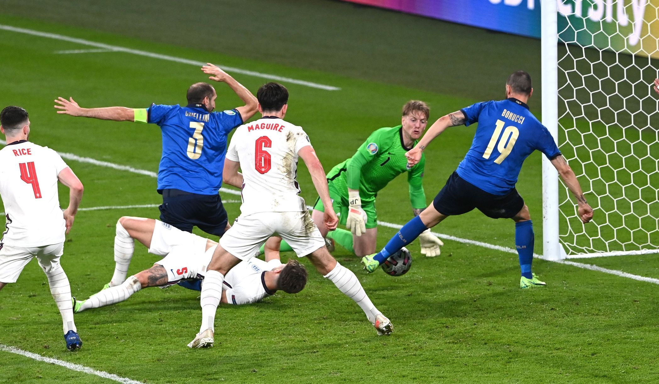 Leonardo Bonucci dává gól ve finále ME 2020 Itálie - Anglie