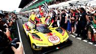 Le Mans, Francie: Robert Kubica, Yifei Ye a Philip Hanson z týmu AF Corse slaví vítězství v legendární čtyřiadvacetihodinovce.