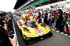 Le Mans, Francie: Robert Kubica, Yifei Ye a Philip Hanson z týmu AF Corse slaví vítězství v legendární čtyřiadvacetihodinovce.