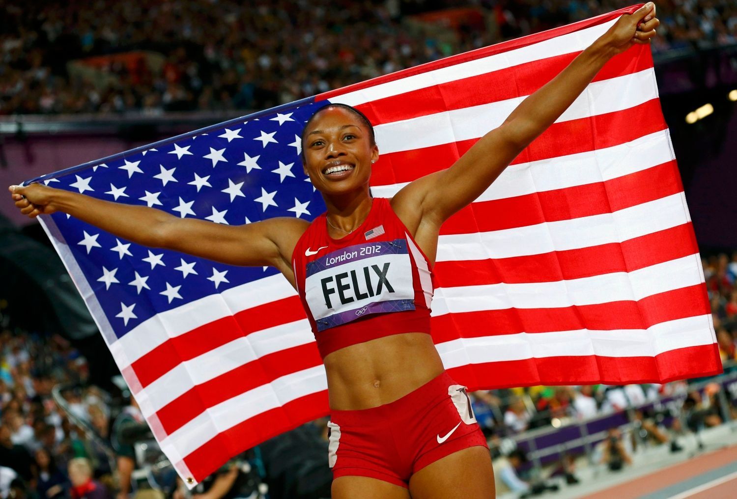 Americká sprinterka Allyson Felixová se raduje z vítězství v závodu na 200 metrů na OH 2012 v Londýně.