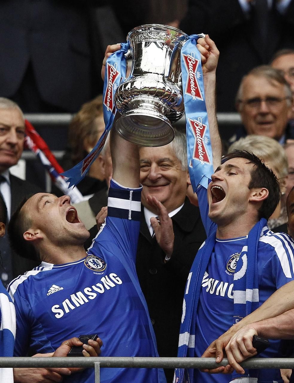 Chelsea získala FA Cup. Terry a Lampard s pohárem