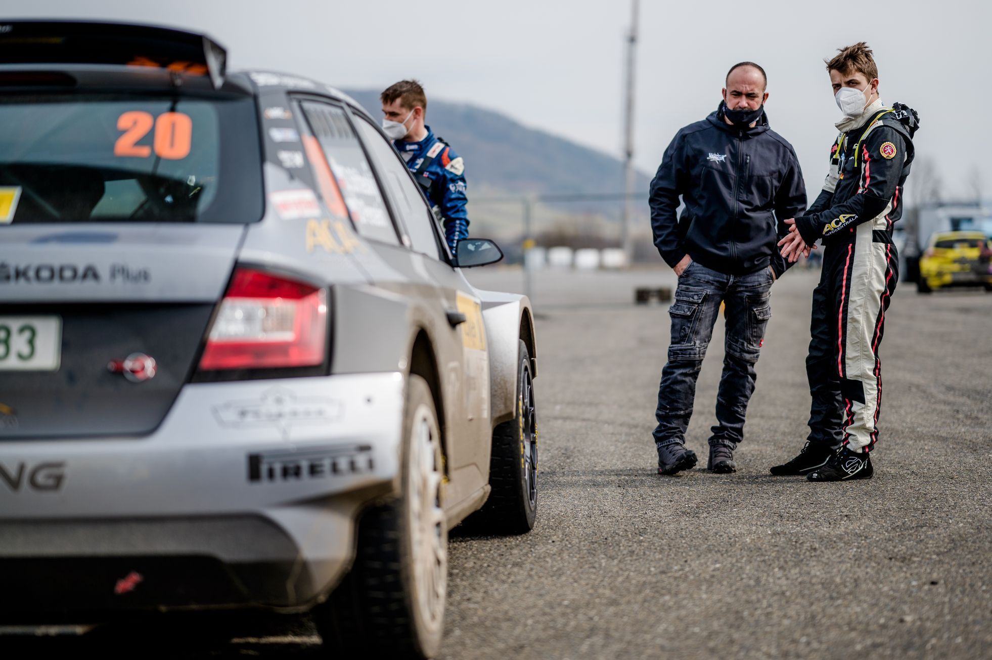 Rallyový pilot Dominik Stříteský (vpravo) u své Škody Fabia R5