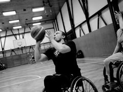 Zbyněk Švehla, který se primárně věnuje handbiku a triatlonu, se po letech vrací k basketbalu.