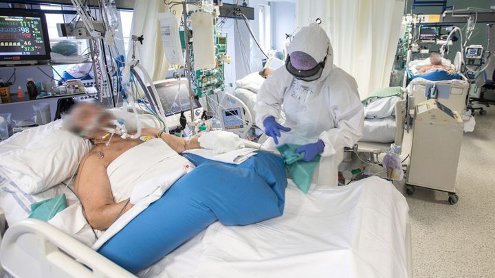 Všechny kraje zčervenaly. Koronavirus se v celém Česku šíří komunitně