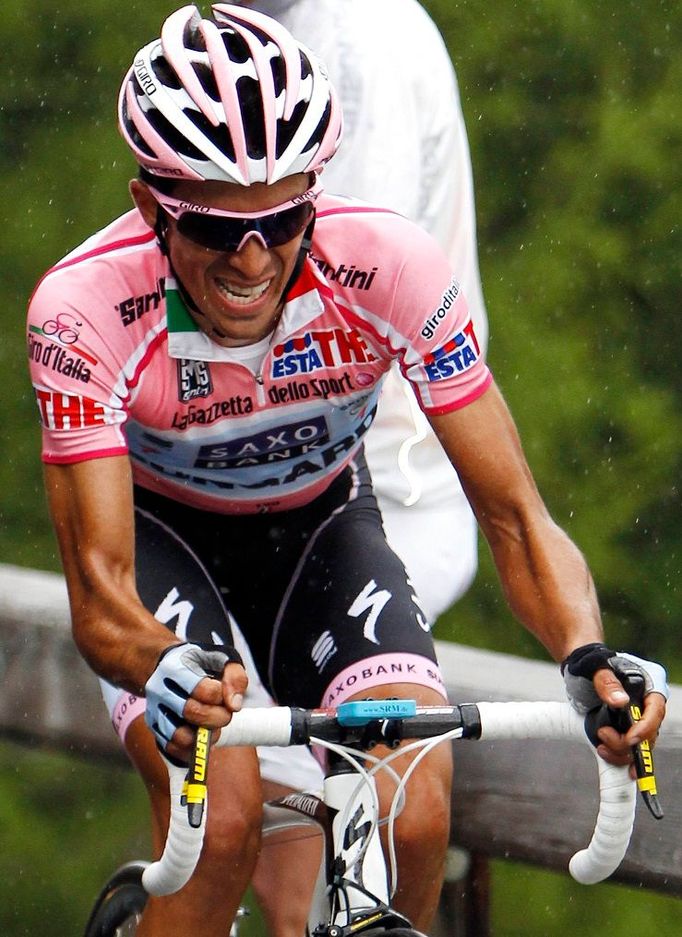 Alberto Contador v růžovém trikotu lídra Giro d'Italia