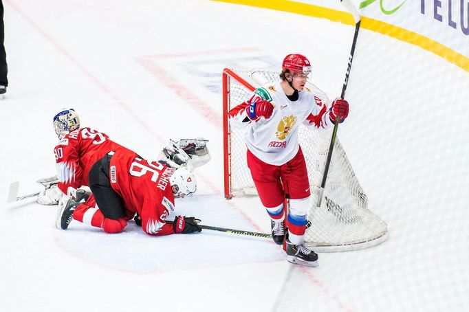 Dmitrij Voronkov slaví jeden ze svých dvou gólů ve švýcarské brance, kterými ve čtvrtfinále MS do 20 let pomohl Rusku k výhře 3:1 a postupu