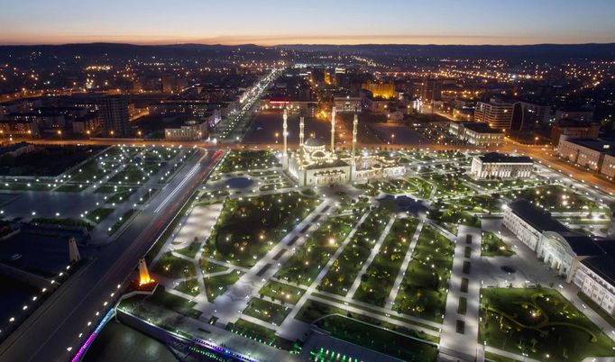 An aerial view shows the centre of the Chechen capital Grozny April 29, 2013. The naming of two Chechens, Dzhokhar and Tamerlan Tsarnaev, as suspects in the Boston Marathon bombings has put Chechnya - the former site of a bloody separatist insurgency - back on the world's front pages. Chechnya appears almost miraculously reborn. The streets have been rebuilt. Walls riddled with bullet holes are long gone. New high rise buildings soar into the sky. Spotless playgrounds are packed with children. A giant marble mosque glimmers in the night.Yet, scratch the surface and the miracle is less impressive than it seems. Behind closed doors, people speak of a warped and oppressive place, run by a Kremlin-imposed leader through fear. Picture taken April 29, 2013. REUTERS/Maxim Shemetov (RUSSIA - Tags: SOCIETY POLITICS CITYSCAPE TPX IMAGES OF THE DAY) ATTENTION EDITORS: PICTURE 01 OF 40 FOR PACKAGE 'INSIDE MODERN CHECHNYA'. SEARCH 'REBUILDING CHECHNYA' FOR ALL IMAGES Published: Kvě. 1, 2013, 7:11 dop.