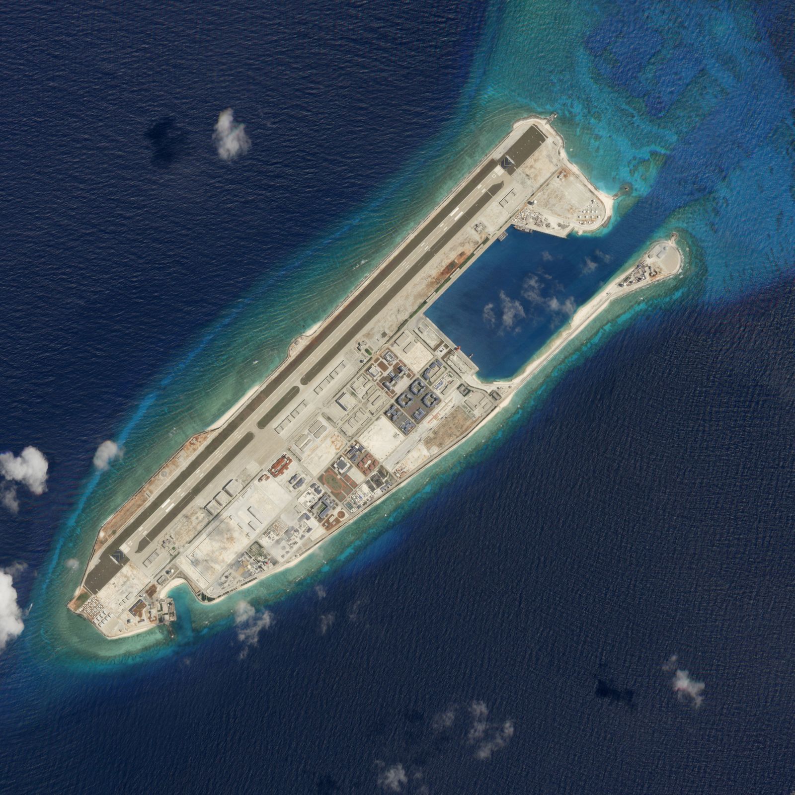 Čínská vojenská základna na ostrově Fiery Cross v Jihočínském moři