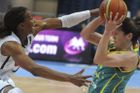 Mistrovství světa v basketbale žen, osmifinále USA - Austrálie, 29. září v Ostravě. Zleva Tamika Catchingsová z USA a Belinda Snellová z Austrálie.