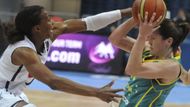 Mistrovství světa v basketbale žen, osmifinále USA - Austrálie, 29. září v Ostravě. Zleva Tamika Catchingsová z USA a Belinda Snellová z Austrálie.