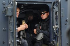 Kosovské jednotky zatkly Srby na severu země, srbská armáda je v bojové pohotovosti
