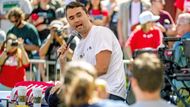 Americký konzervativní aktivista Charlie Kirk, vlivný spojenec prezidenta Donalda Trumpa, byl ve středu zastřelen během vystoupení na univerzitě v Utahu.