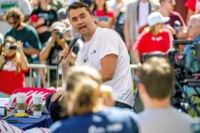 Smrt aktivisty Kirka otřásla i Bílým domem. Byl legendou a srdcem mládeže, řekl Trump