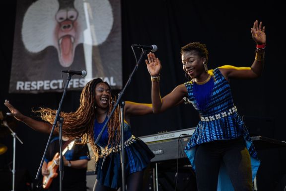 Oumou Sangaré doprovodily vokalistky Emma Lamadji (vlevo) a Kandy Guira.