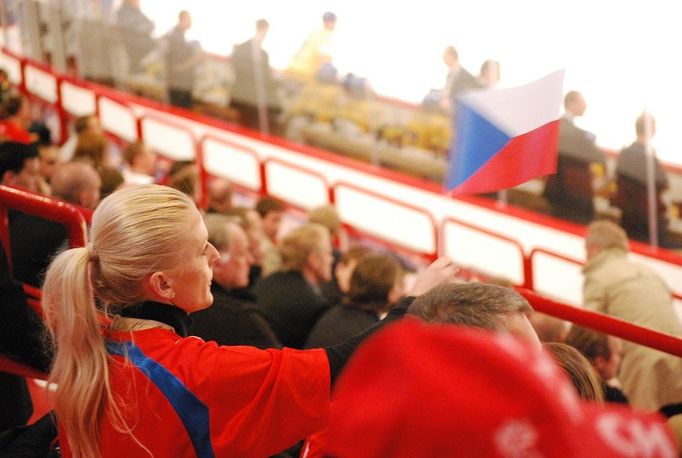 Čeští fanoušci ve Stockholmu před a při zápase českého výběru proti domácím Švédům.