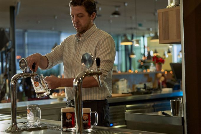 Albert Čuba jako majitel kavárny.