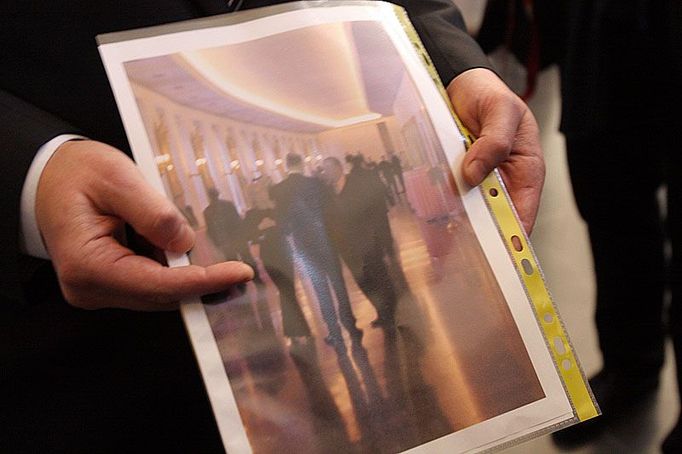 Bohuslav Sobotka, respektive jeho ruka, s fotografií, která má dokázat tlak na poslance Evžena Snítilého (na snímku se Zdeňkou Horníkovou a Ivanem Langerem, oba ODS).